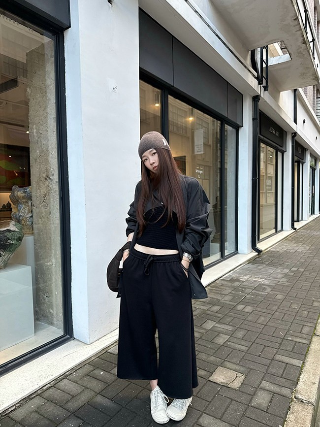 Women's Wool Blend Terry Straight Leg Cropped Sweatpants - Image 4